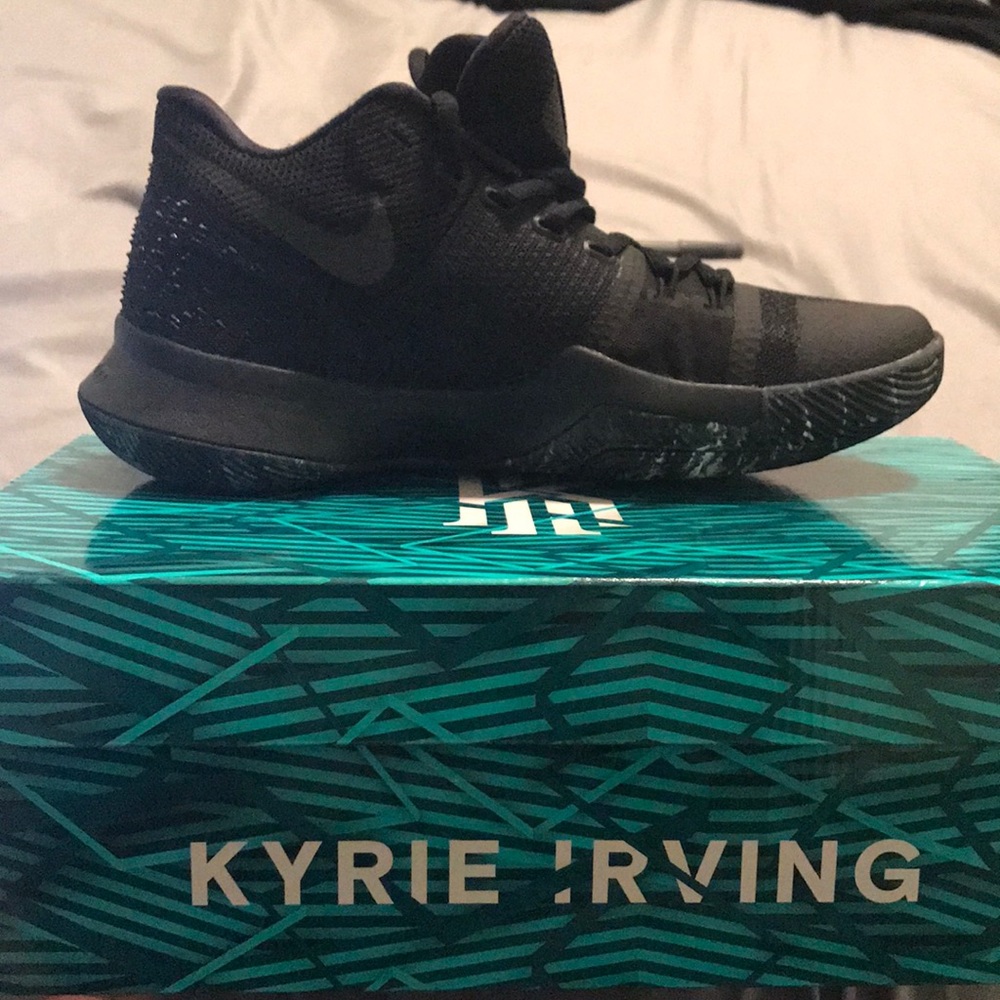 Black size 7 kyrie Irving’s